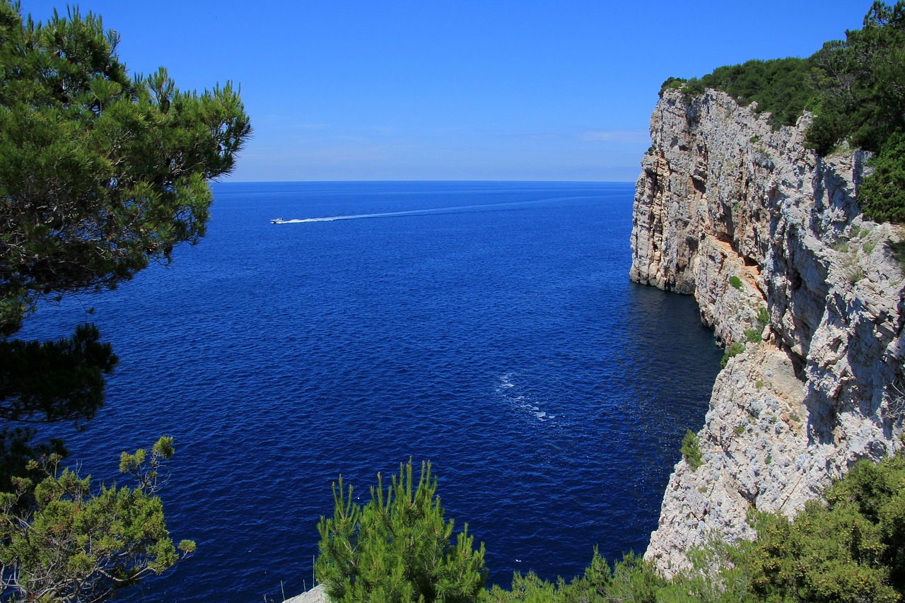 Wilde Riffe und tiefe Gewässer: Perfekte Bedingungen für Angeln in Kroatien